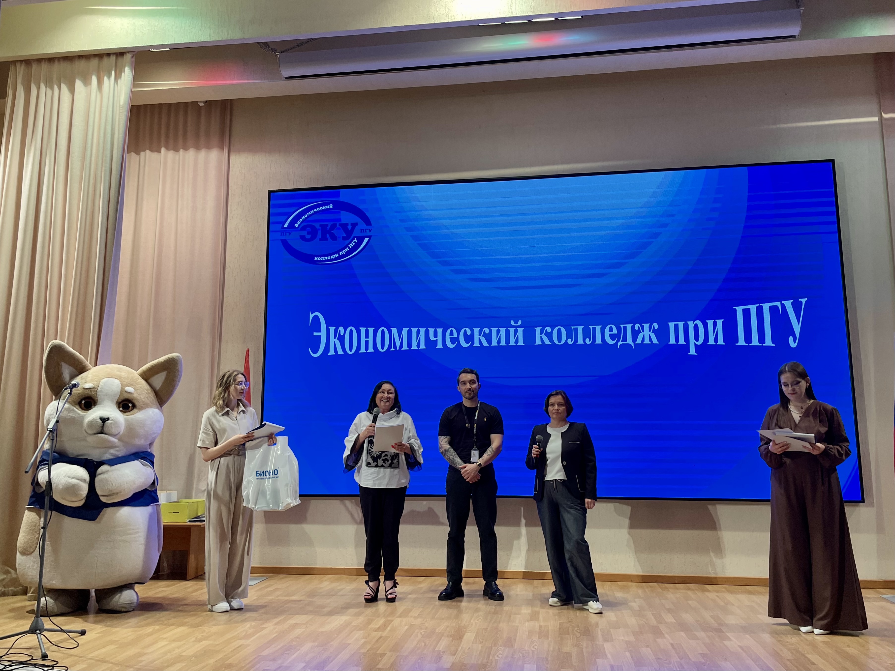 Уральский завод противогололёдных материалов поздравил выпускников Экономического колледжа при ПГУ